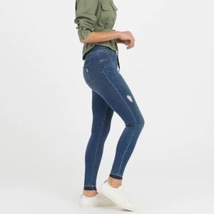 Spanx Classic Wash Distressed Released Frayed Hem Slimming Skinny Jeans